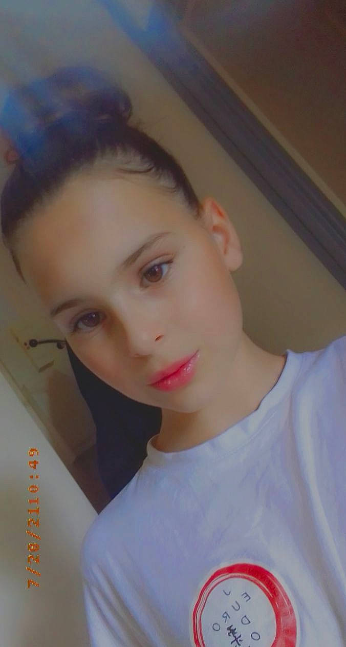 Sarah a rejoint le concours — aidez-le/la à gagner de superbes lots ! black_hair, cheek, chin, ear, eye, eyebrow, eyelash, fashion_design, flash_photography, forehead, happy, iris, jaw, lip, long_hair, neck, nose, person, skin, sleeve