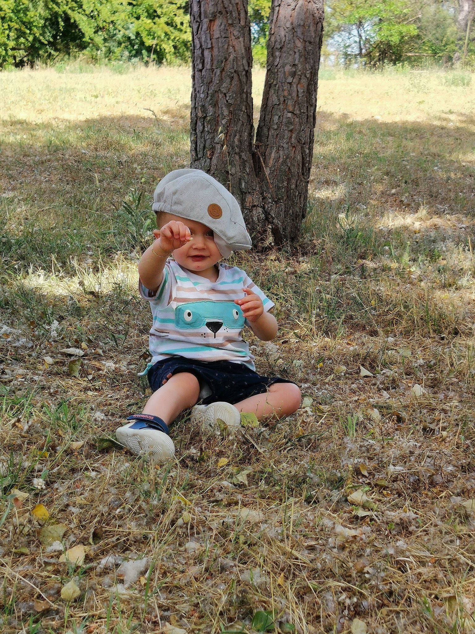 Tyno participe au concours pour gagner de l'argent avec cette photo : baby, baby_toddler_clothing, cap, child, fun, grass, grass_family, grassland, groundcover, happy, hat, headwear, landscape, leisure, people_in_nature, person, plant, recreation, shorts, sun_hat