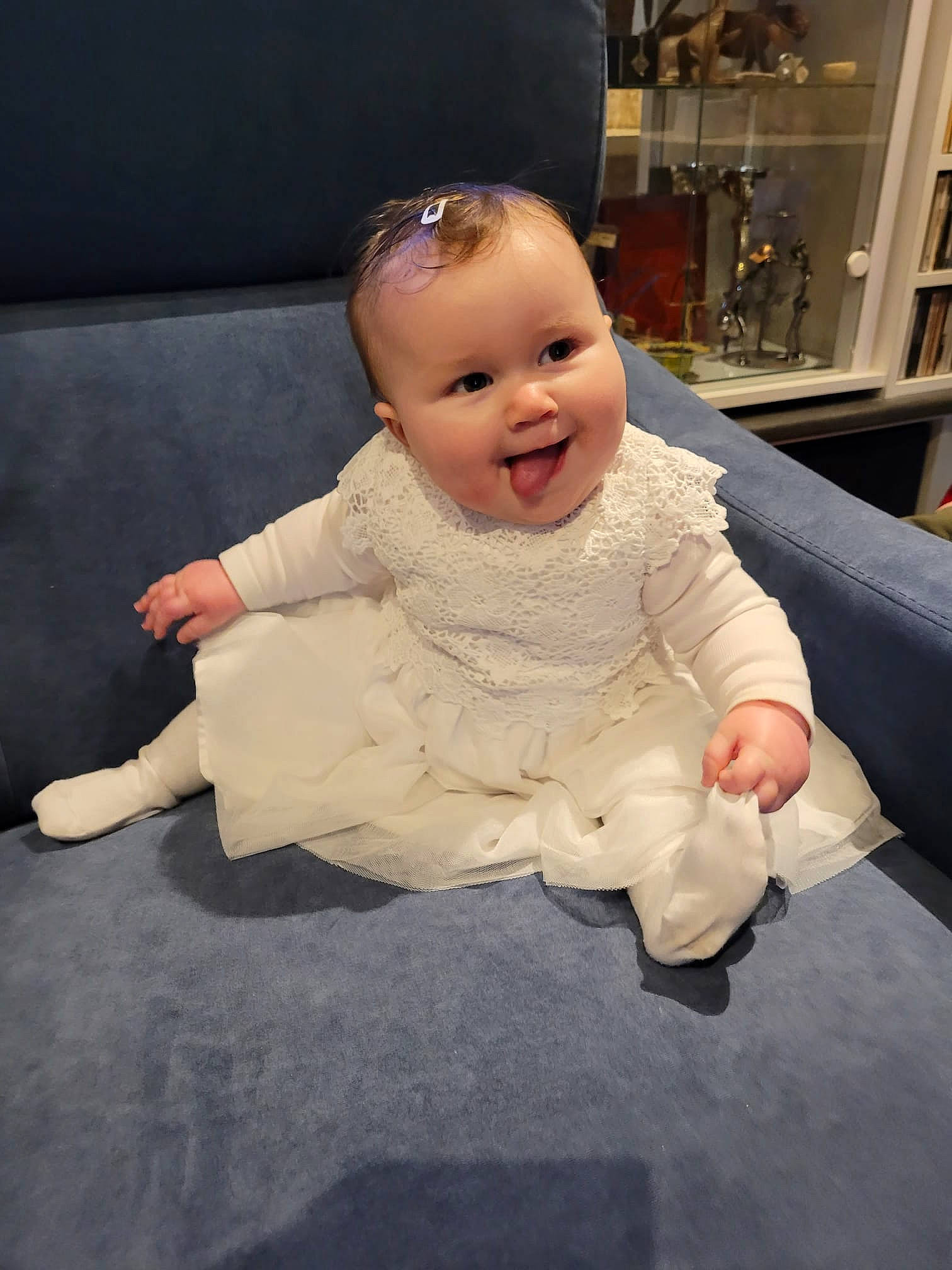 Micha a rejoint le concours — aidez-le/la à gagner de superbes lots ! art, baby, baby_toddler_clothing, cheek, chin, dress, eye, eyebrow, flash_photography, floor, flooring, fun, happy, iris, joy, lip, person, sitting, skin, sleeve