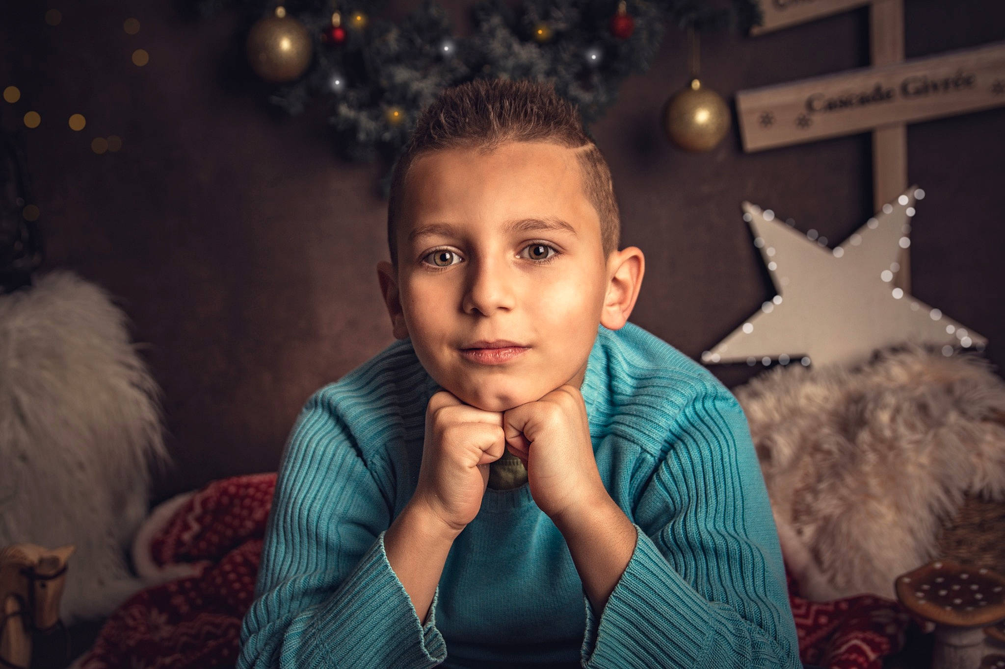 Ylenzo a rejoint le concours — aidez-le/la à gagner de superbes lots ! cheek, child, christmas, christmas_eve, christmas_ornament, christmas_tree, cool, ear, event, face, forehead, hair, hairstyle, head, holiday, person, photography, portrait, portrait_photography, smile