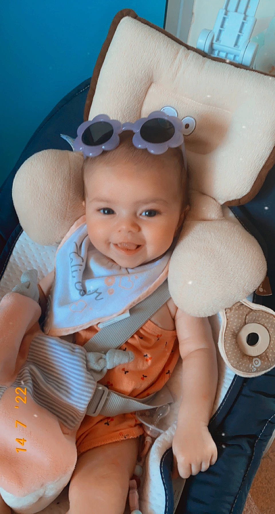 Hilona participe au concours pour gagner de l'argent avec cette photo : baby, baby_toddler_clothing, blue, cheek, eyewear, goggles, happy, head, iris, joy, mammal, mouth, organ, person, pink, product, skin, smile, sunglasses, toddler