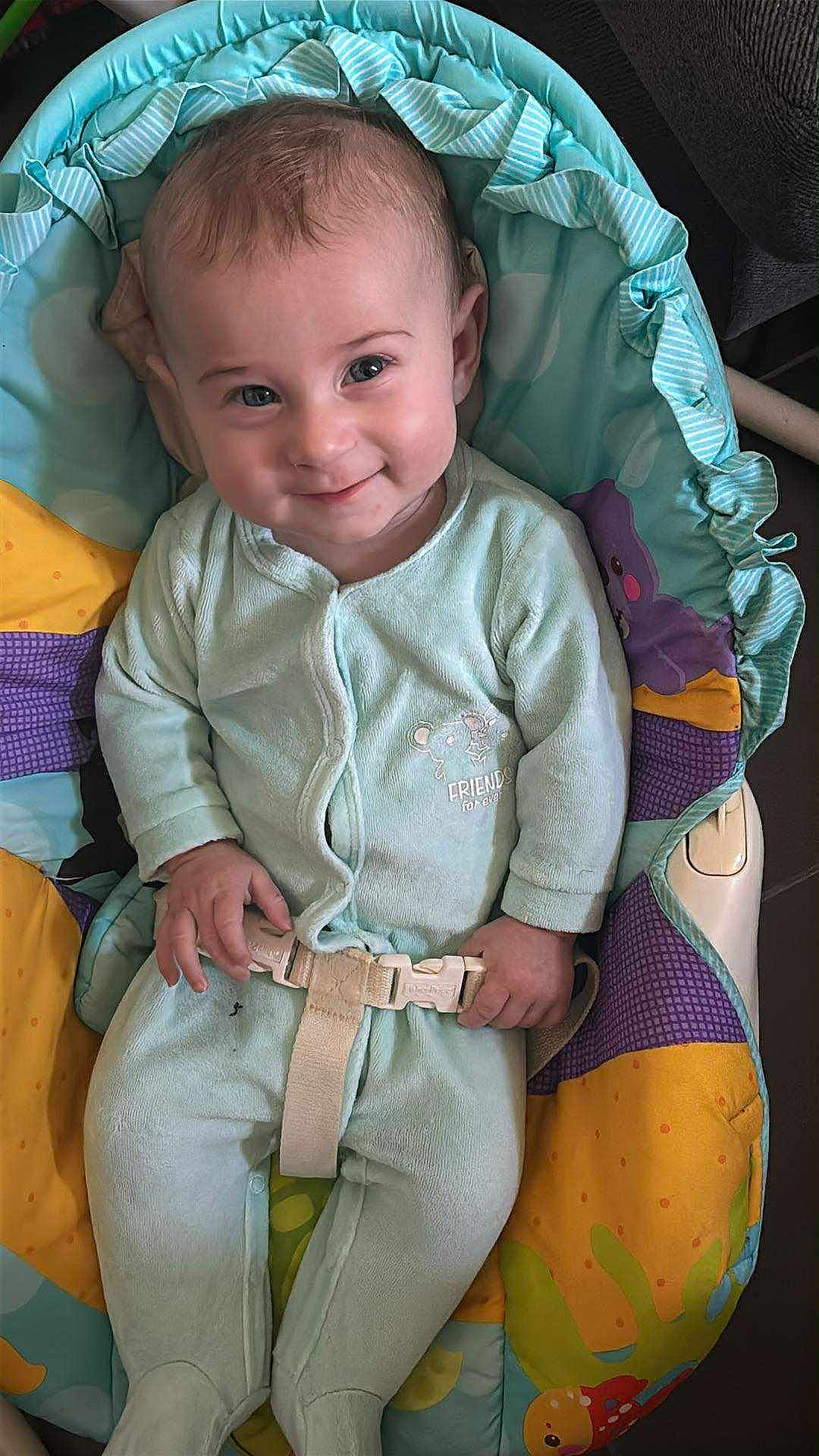 Maëlo participe au concours pour gagner de l'argent avec cette photo : baby, infant, smile, face, child, onesie, seat, baby_seat, colorful, cushion, fabric, hand, cute, happy, indoors, soft, comfort, blue, green, purple