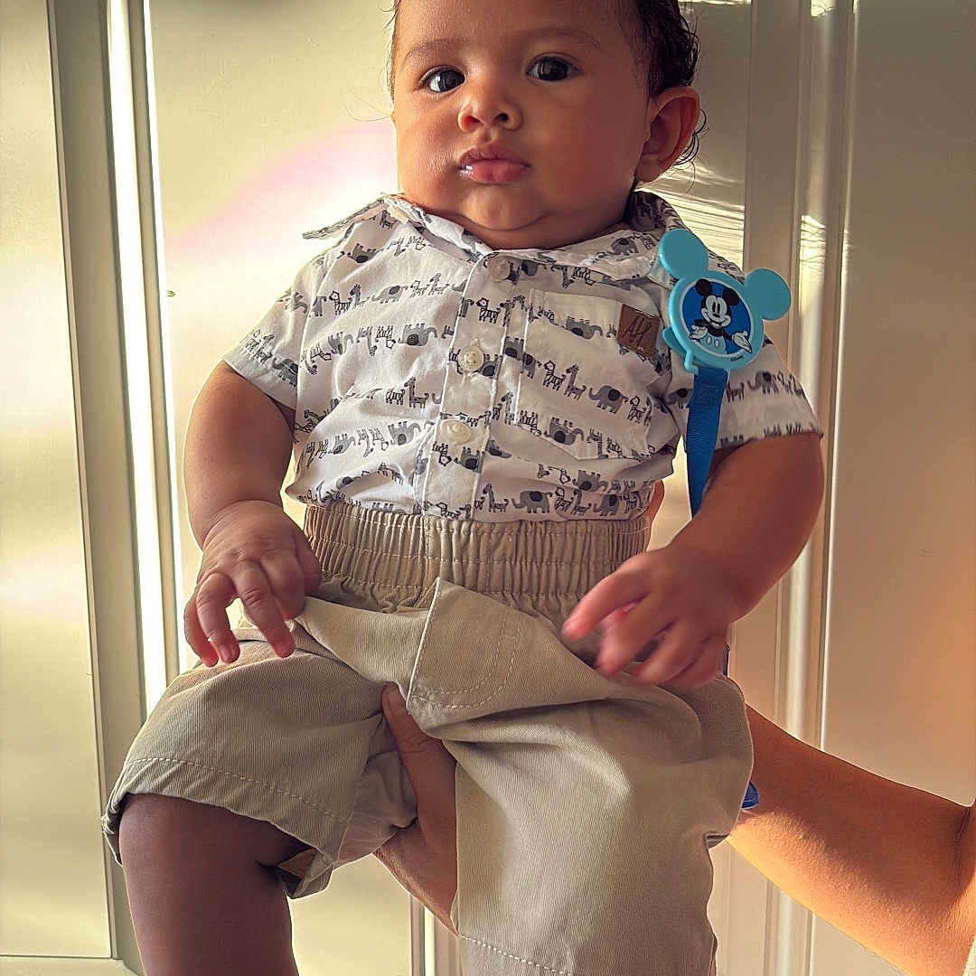 Erick Adrián is registered to the contest to win money with this photo: animal_print, baby, child, clothing, curious, cute, door, expression, face, footwear, hand, indoor, infant, person, shirt, shoes, shorts, skin, socks, support