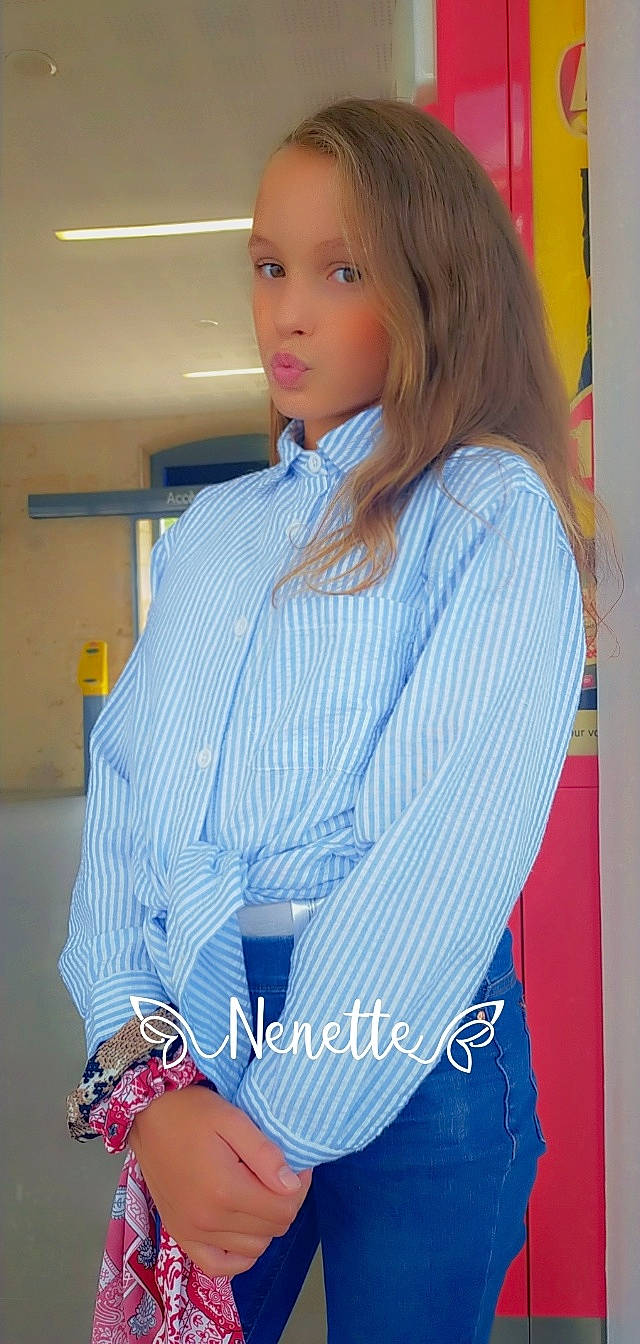Louna a rejoint le concours — aidez-le/la à gagner de superbes lots ! beauty, blazer, button, collar, denim, dress_shirt, electric_blue, fashion_design, formal_wear, jacket, jewellery, joint, knee, long_hair, neck, person, shoulder, sleeve, sportswear, thigh