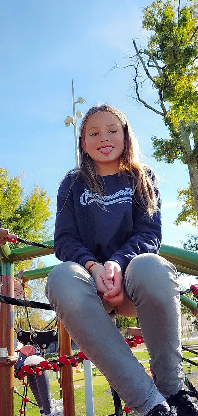 Louna participe au concours pour gagner de l'argent avec cette photo : beauty, city, fun, grass, happy, joy, knee, leisure, long_hair, organ, people, people_in_nature, person, plant, recreation, sky, smile, summer, t_shirt, thigh