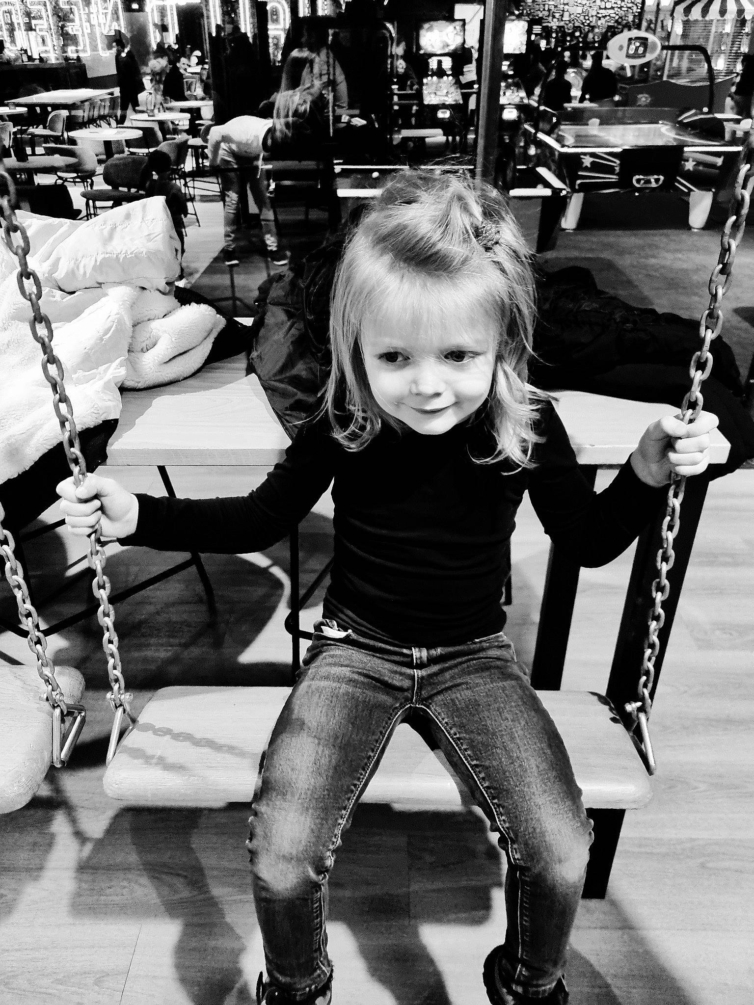 Lilya participe au concours pour gagner de l'argent avec cette photo : black, black_and_white, cool, fashion, fun, hairstyle, happy, human, joy, leg, monochrome, monochrome_photography, people, person, photograph, shoe, sneakers, standing, street_fashion, style