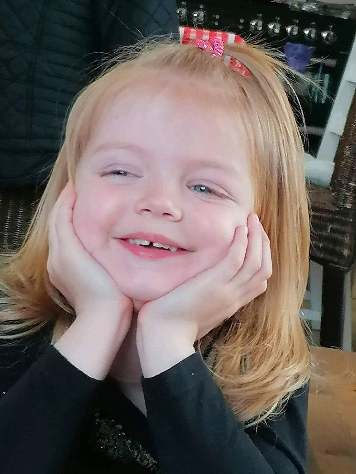 Lilya participe au concours pour gagner de l'argent avec cette photo : blond, brown_hair, cheek, child, event, eye, eyebrow, eyelash, fashion_accessory, flash_photography, fun, gesture, happy, iris, joy, lip, long_hair, person, skin, smile