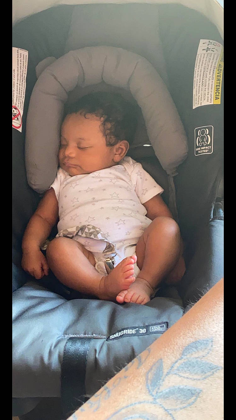 Kylin is registered to the contest to win money with this photo: arm, baby, baby_in_car_seat, baby_products, birth, child, comfort, finger, person, product, toddler