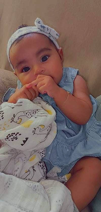 Léanah a rejoint le concours — aidez-le/la à gagner de superbes lots ! arm, baby, baby_toddler_clothing, cheek, child, comfort, eyelash, facial_expression, finger, happy, iris, lip, mouth, nose, person, photograph, pink, skin, sleeve, toddler