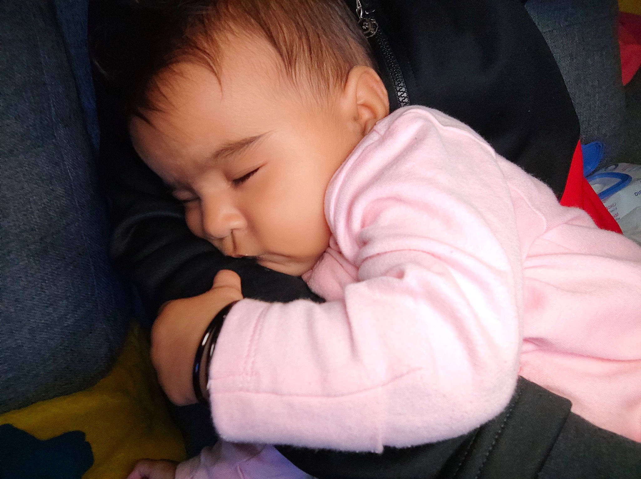 Léanah a rejoint le concours — aidez-le/la à gagner de superbes lots ! baby, baby_products, baby_toddler_clothing, bedtime, cheek, child, comfort, ear, flash_photography, happy, nail, nap, nose, person, portrait_photography, sitting, sleep, sleeve, thumb, toddler