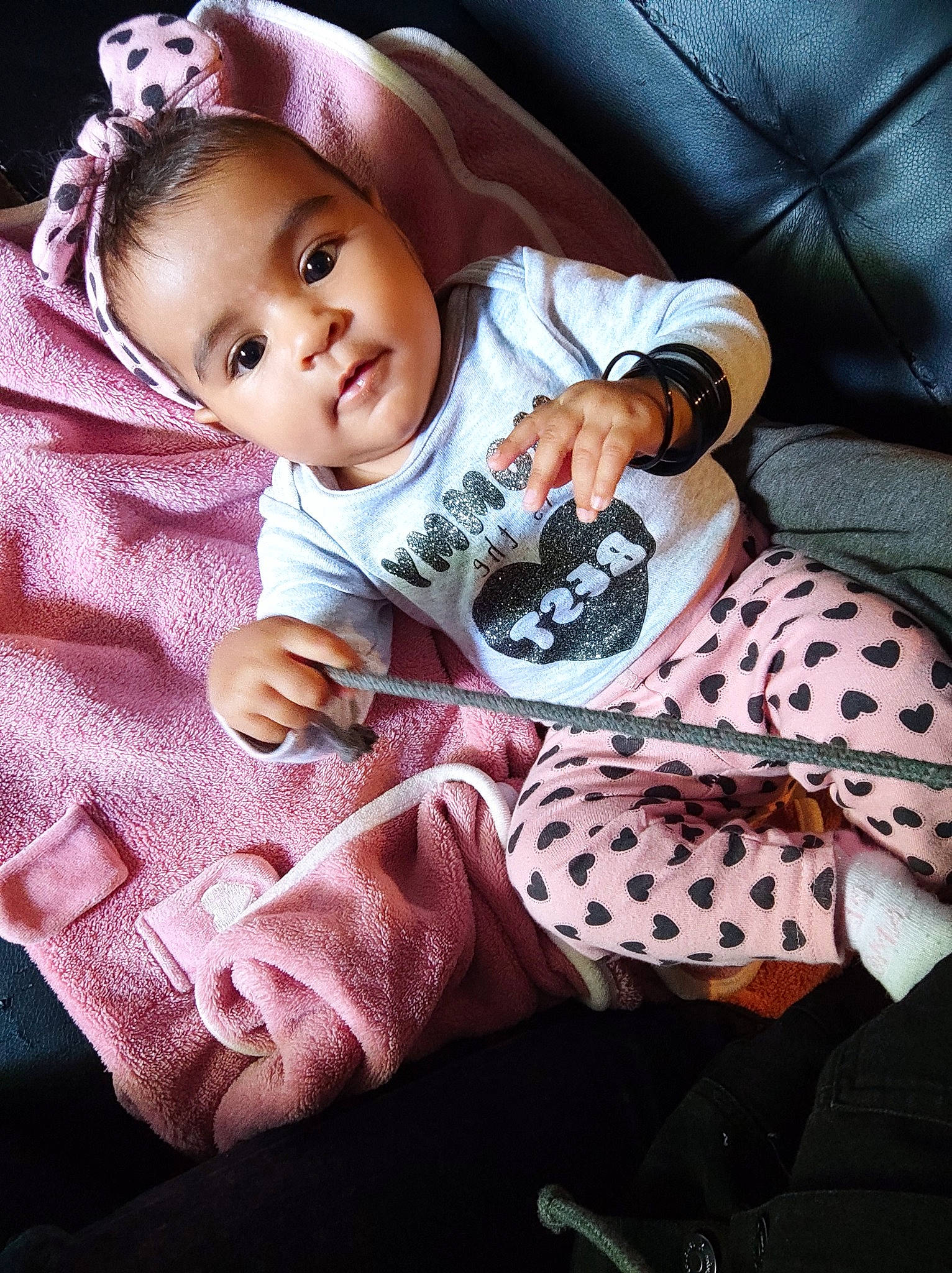 Léanah participe au concours pour gagner de l'argent avec cette photo : baby, baby_toddler_clothing, beauty, child, comfort, eye, facial_expression, flash_photography, hand, head, human_body, linens, pattern, person, pink, purple, skin, sleeve, smile, textile