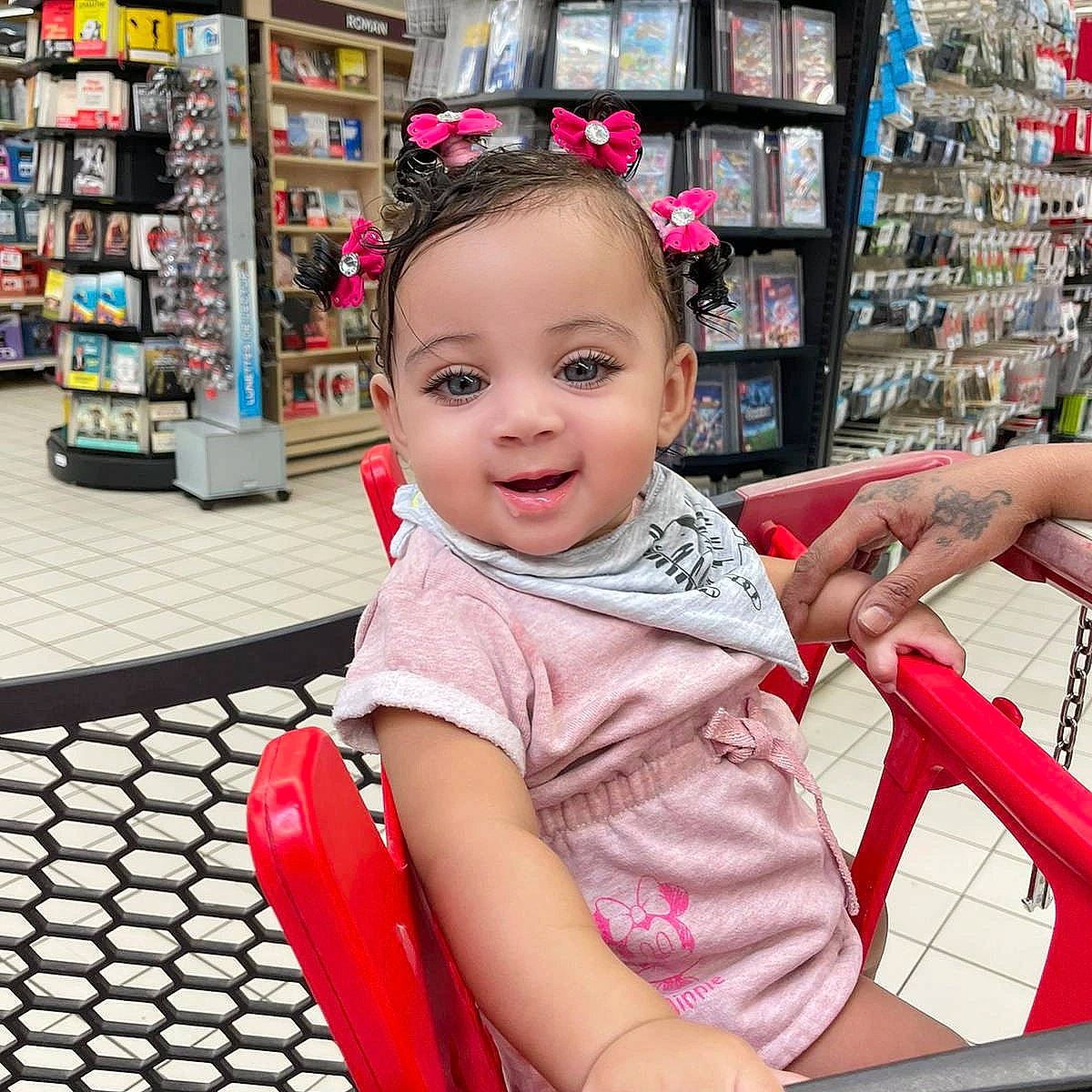Louna a rejoint le concours — aidez-le/la à gagner de superbes lots ! child, convenience_store, customer, fashion_accessory, fun, happy, human_settlement, leisure, person, product, public_space, retail, service, shelf, shelving, shopping, shopping_cart, skin, smile, toddler