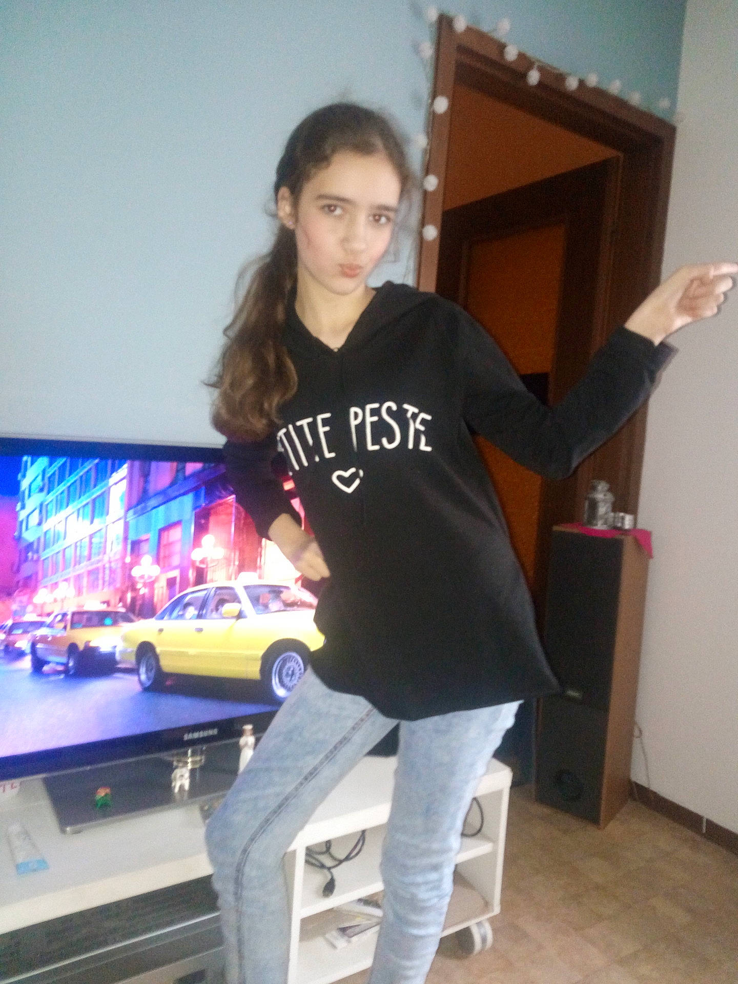 Morgane a rejoint le concours — aidez-le/la à gagner de superbes lots ! abdomen, arm, clothing, fun, girl, jeans, joint, leg, long_hair, outerwear, person, product, shoulder, standing, t_shirt, thigh, trunk