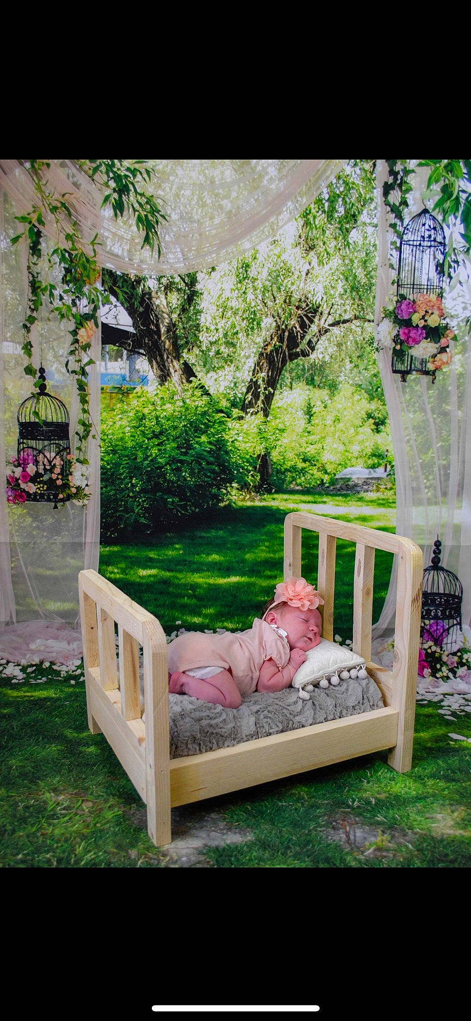 Romy participe au concours pour gagner de l'argent avec cette photo : baby, baby_products, baby_toddler_clothing, child, comfort, cottage, grass, house, lawn, leisure, magenta, outdoor_structure, pink, plant, porch, shrub, sitting, toddler, tree, wood