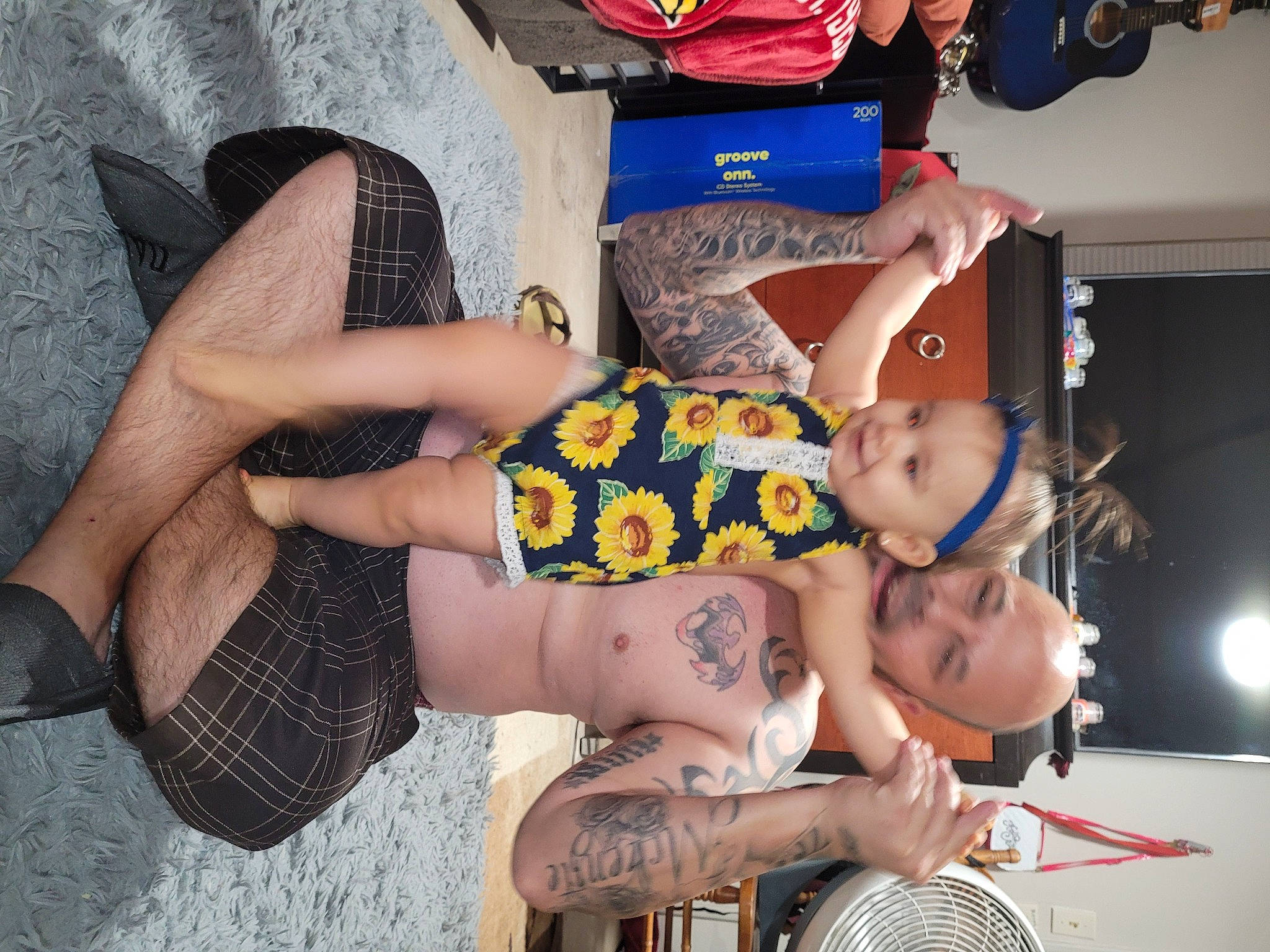 Sascha Frye-robey is registered to the contest to win money with this photo: abdomen, chest, dress, finger, foot, hairstyle, hand, hat, human_leg, joint, joy, knee, leg, mechanical_fan, person, sandal, shoe, shorts, sunglasses, thigh