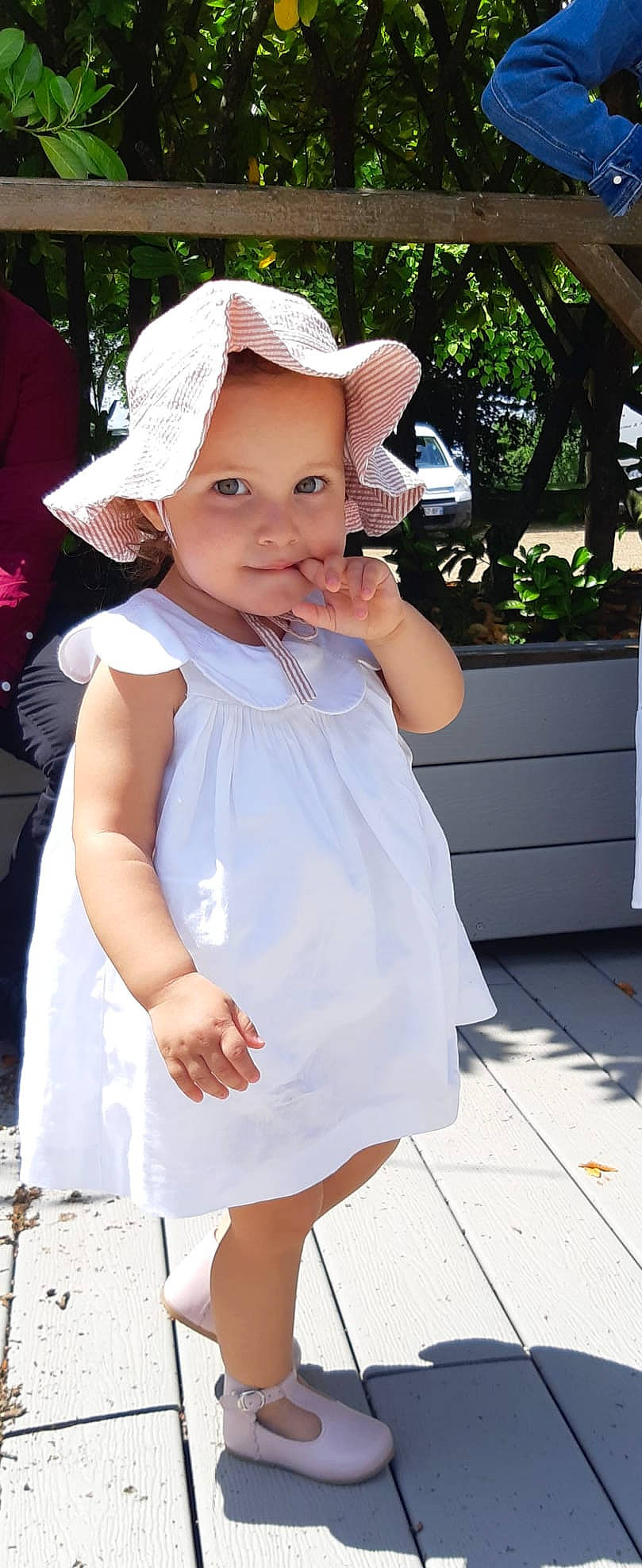 élina a rejoint le concours — aidez-le/la à gagner de superbes lots ! baby_toddler_clothing, dress, eye, gesture, happy, hat, headgear, headwear, joy, lip, neck, one_piece_garment, person, photograph, pink, plant, skin, sleeve, smile, sun_hat