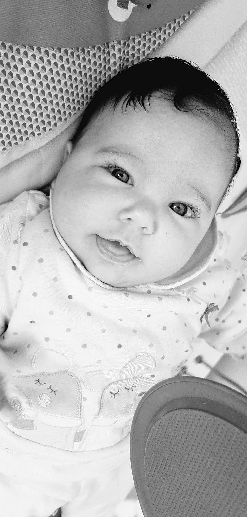 Elina participe au concours pour gagner de l'argent avec cette photo : baby, black, cheek, chin, eye, eyebrow, facial_expression, hairstyle, human, iris, lip, mouth, nose, organ, person, photograph, product, skin, sleeve, smile