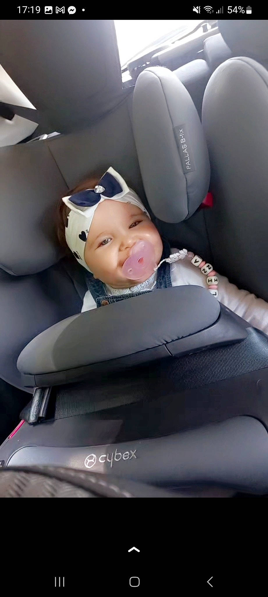 Elina a rejoint le concours — aidez-le/la à gagner de superbes lots ! auto_part, automotive_design, automotive_exterior, baby, baby_products, car, car_seat, car_seat_cover, child, comfort, family_car, head_restraint, headwear, luxury_vehicle, motor_vehicle, person, personal_luxury_car, seat_belt, service, sitting