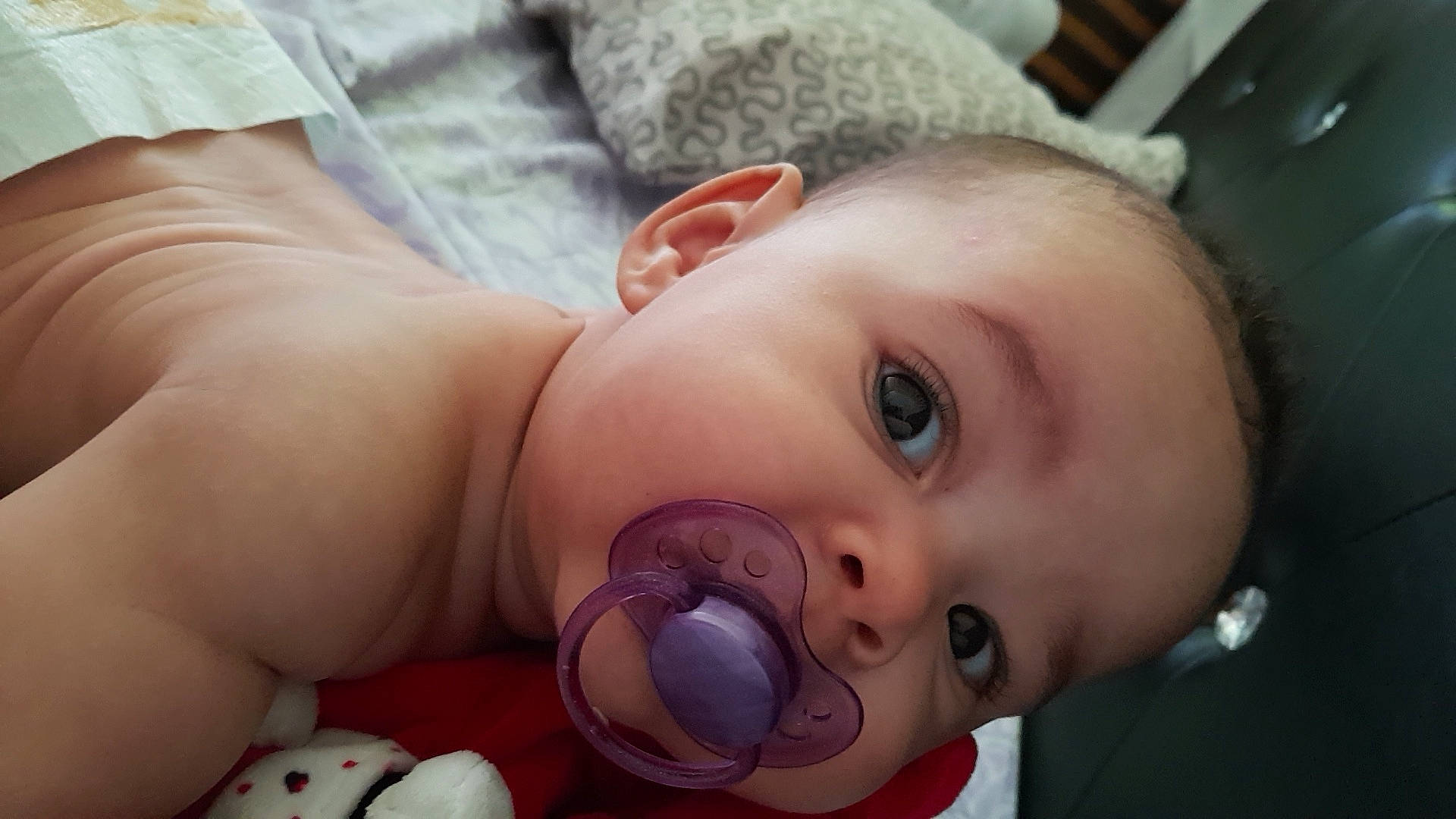 Kira a rejoint le concours — aidez-le/la à gagner de superbes lots ! cheek, child, ear, eye, face, finger, girl, hand, head, human_hair_color, infant, lip, mouth, nail, nose, organ, person, product, skin, smile