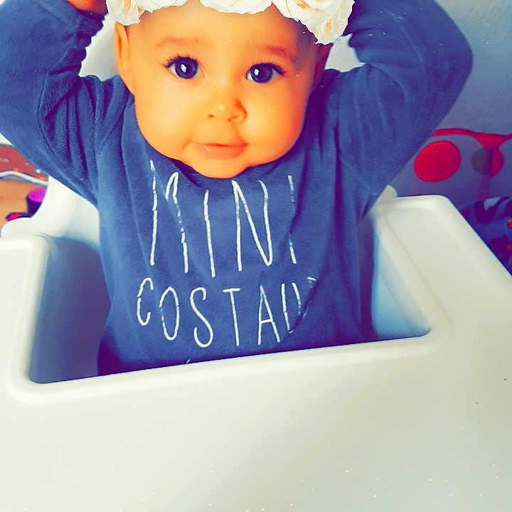 Kira a rejoint le concours — aidez-le/la à gagner de superbes lots ! blue, child, doll, fun, girl, hair_accessory, headgear, headwear, infant, person, product, purple, toddler, violet