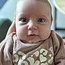 Maïden a rejoint le concours — aidez-le/la à gagner de superbes lots ! baby, infant, face, blue_eyes, cute, expression, clothing, brown_outfit, heart_pattern, portrait, closeup, soft_lighting, indoor, child, person, young, skin, head, eyebrows, nose