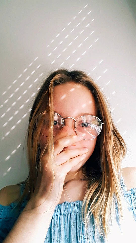 Camille participe au concours pour gagner de l'argent avec cette photo : blond, brown_hair, chin, eyebrow, eyewear, face, forehead, glasses, hair, hair_coloring, hairstyle, head, jaw, lip, long_hair, mouth, neck, nose, person, smile