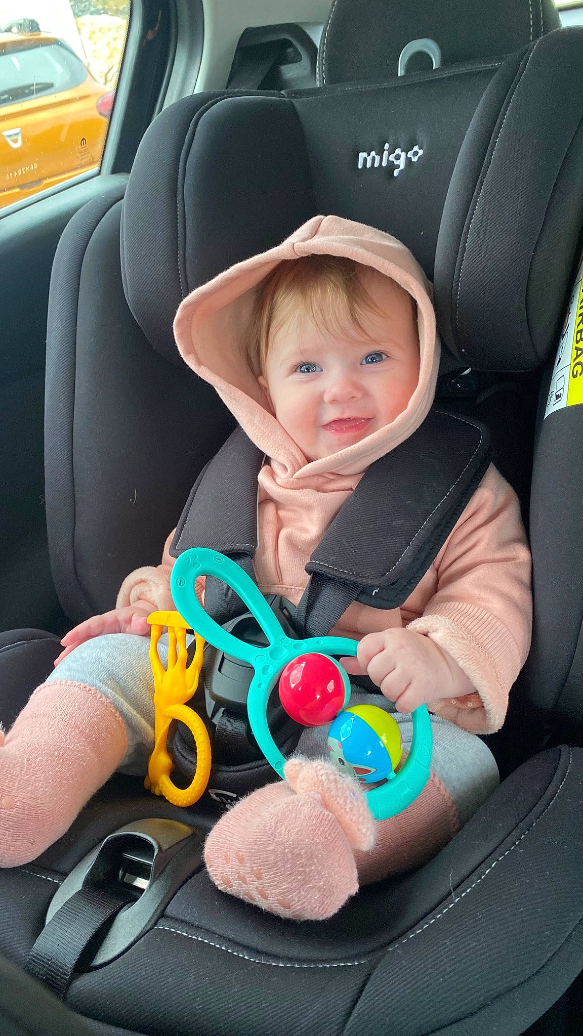 Nevada a rejoint le concours — aidez-le/la à gagner de superbes lots ! auto_part, automotive_design, baby, baby_carriage, baby_in_car_seat, baby_products, baby_toddler_clothing, car, car_seat, car_seat_cover, child, comfort, head_restraint, leg, motor_vehicle, person, seat_belt, steering_part, steering_wheel, toddler