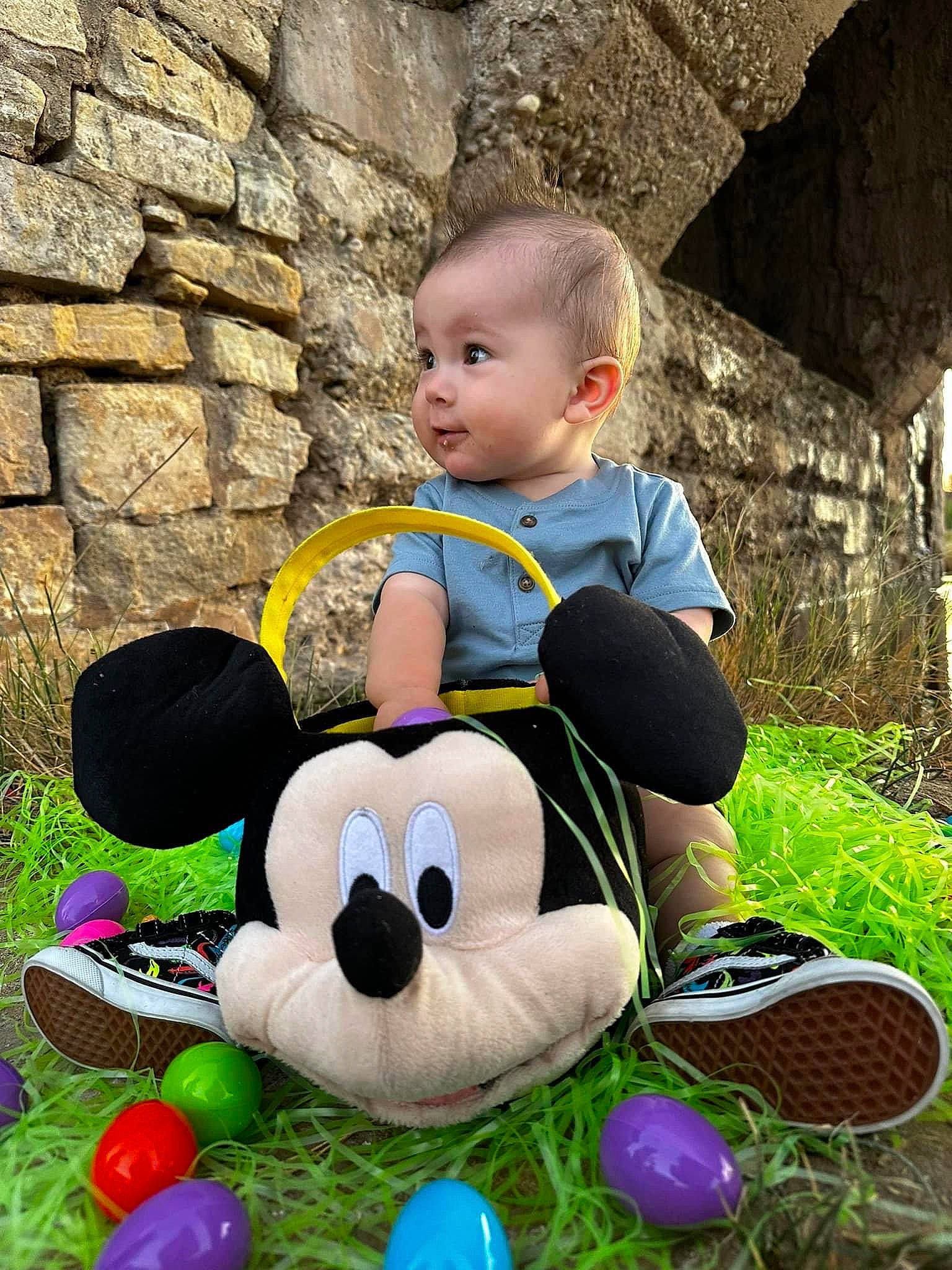 Zaiden is registered to the contest to win money with this photo: balloon, eye, face, fun, grass, happy, head, human_body, leisure, mammal, people, people_in_nature, person, photograph, plant, shoe, sunglasses, toddler, toy, vertebrate