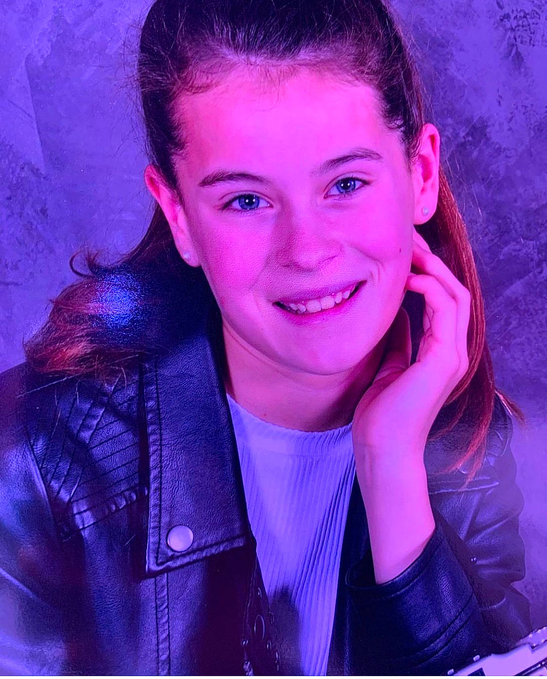 Lison a rejoint le concours — aidez-le/la à gagner de superbes lots ! beauty, cool, electric_blue, event, eye, eyelash, flash_photography, gesture, happy, human_body, iris, jacket, joy, leather_jacket, lip, magenta, outerwear, person, pink, purple