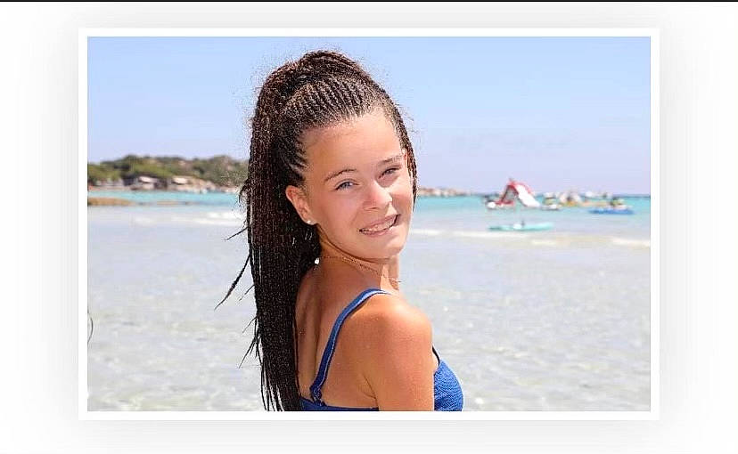 Lison a rejoint le concours — aidez-le/la à gagner de superbes lots ! beach, coast, electric_blue, flash_photography, fun, hair, happy, joy, leisure, ocean, people_in_nature, people_on_beach, person, portrait_photography, sky, smile, summer, surfer_hair, swimwear, travel