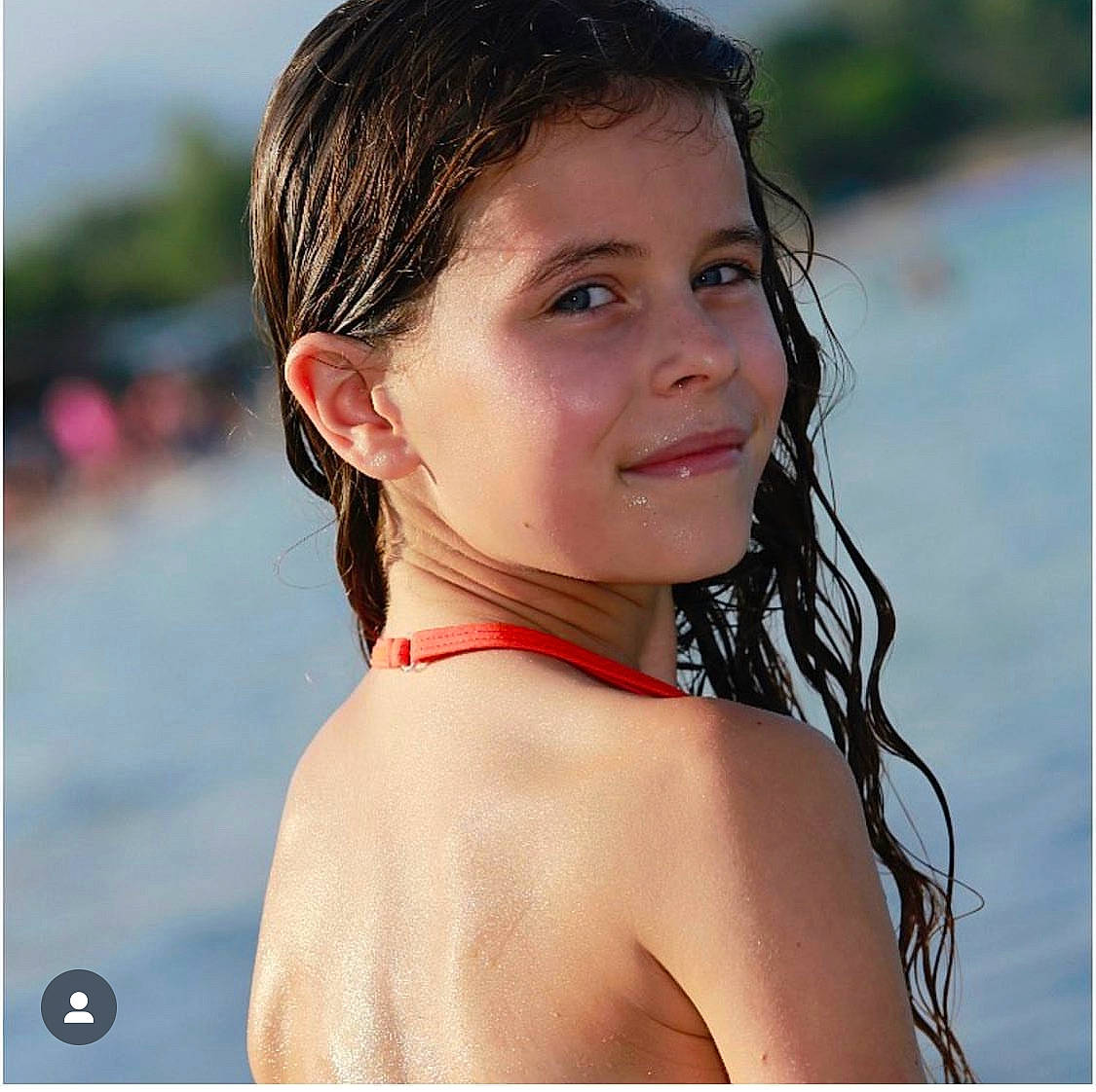 Lison a rejoint le concours — aidez-le/la à gagner de superbes lots ! beauty, black_hair, blond, cheek, chest, ear, eye, eyebrow, eyelash, flash_photography, forehead, hair, happy, headwear, jaw, joy, lip, long_hair, neck, nose