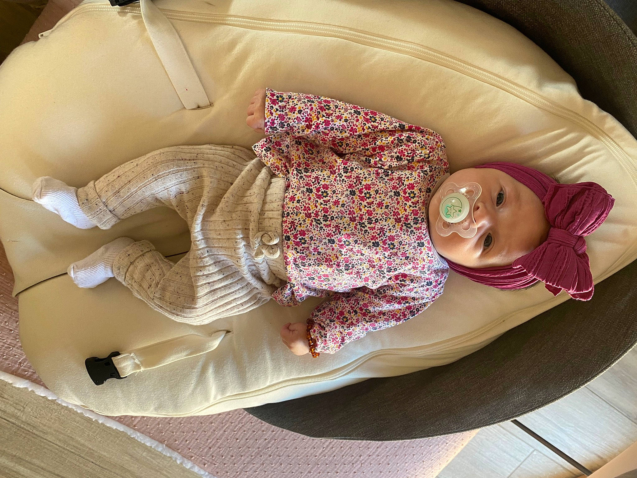 Ambre a rejoint le concours — aidez-le/la à gagner de superbes lots ! baby, baby_products, baby_toddler_clothing, car_seat, chair, child, comfort, dishware, dress_shirt, fashion_accessory, hat, headwear, linens, pattern, person, rose, serveware, sitting, table, tableware