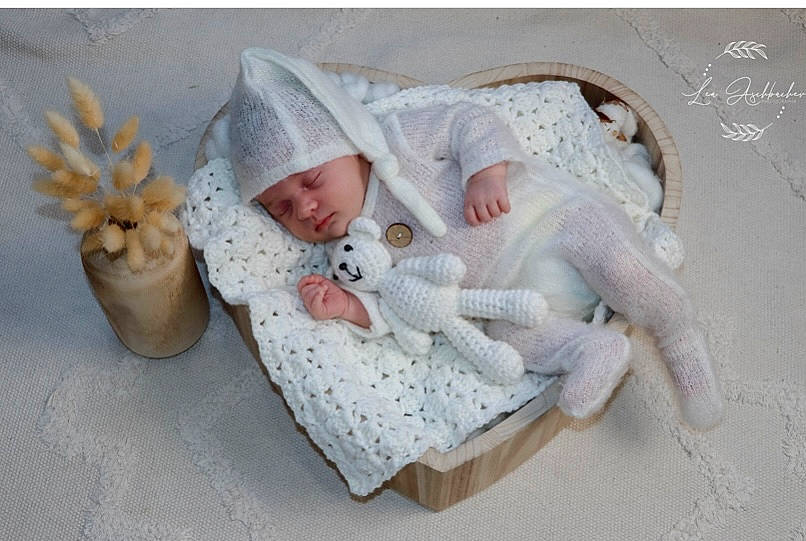 Ambre a rejoint le concours — aidez-le/la à gagner de superbes lots ! art, baby, baby_products, baby_safety, baby_sleeping, baby_toddler_clothing, child, comfort, event, fur, headgear, headwear, linens, person, pink, room, textile, toddler