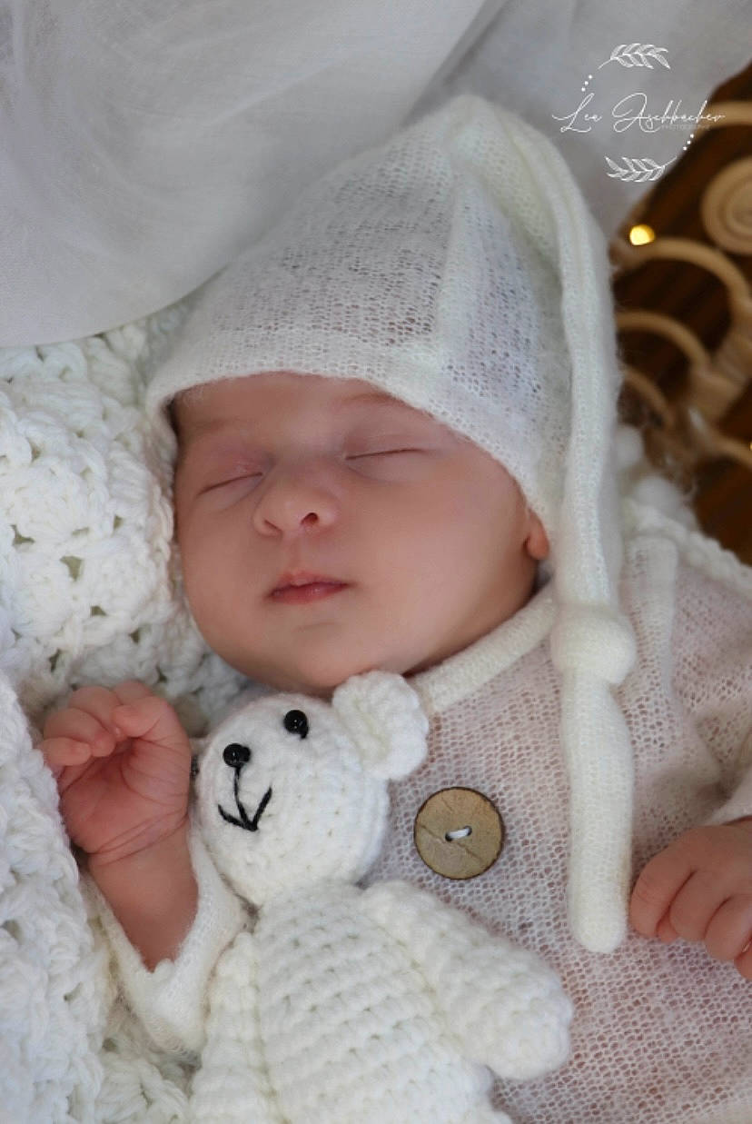 Ambre participe au concours pour gagner de l'argent avec cette photo : baby, baby_sleeping, baby_toddler_clothing, cheek, child, comfort, fur, head, headwear, knit_cap, linens, mammal, pattern, person, photograph, product, skin, sleeve, textile, toddler