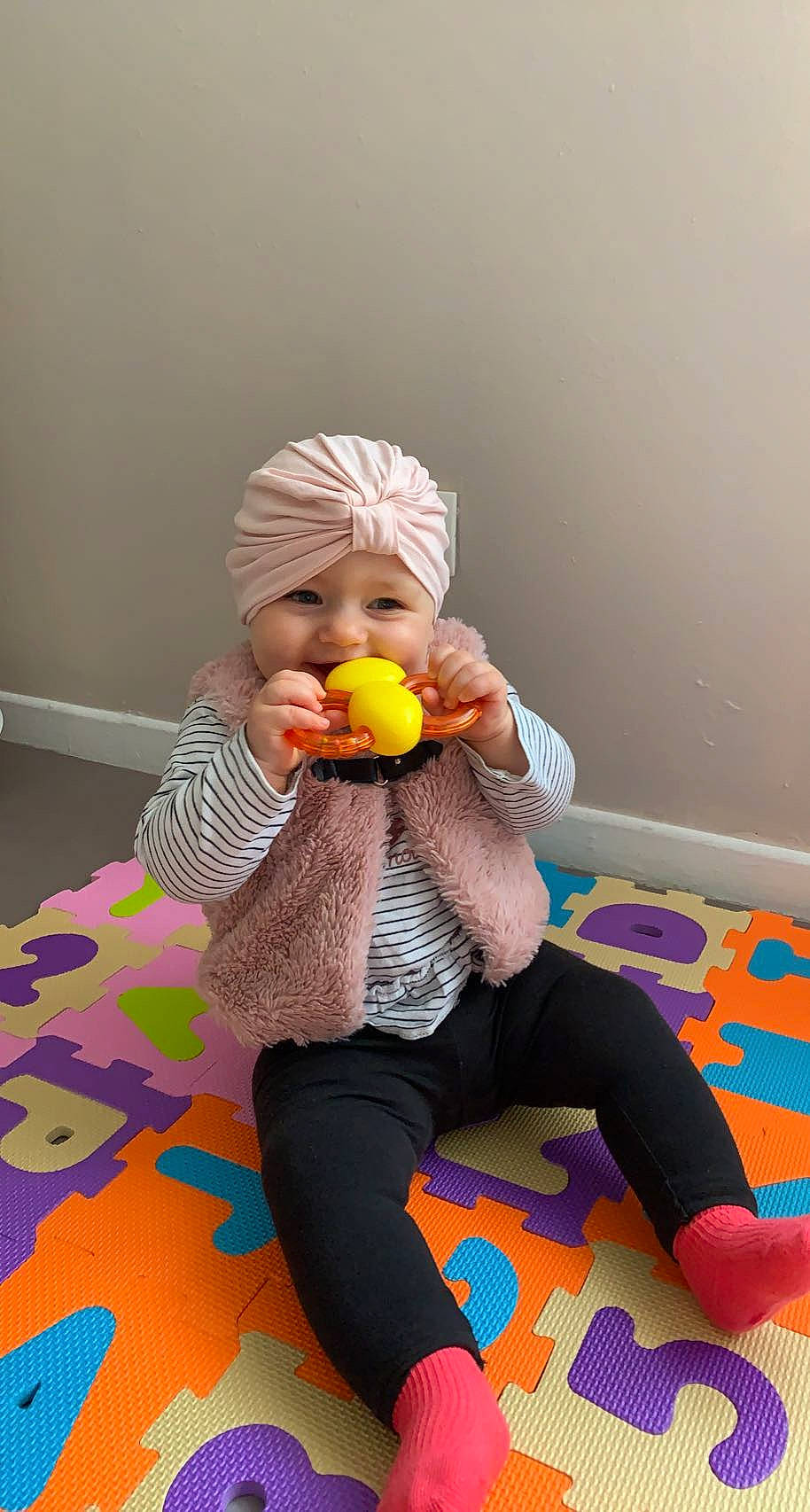 Lyana a rejoint le concours — aidez-le/la à gagner de superbes lots ! active_pants, baby, child, comfort, floor, flooring, foot, fun, happy, headwear, human_leg, joint, knee, leggings, leisure, orange, person, room, sitting, thigh