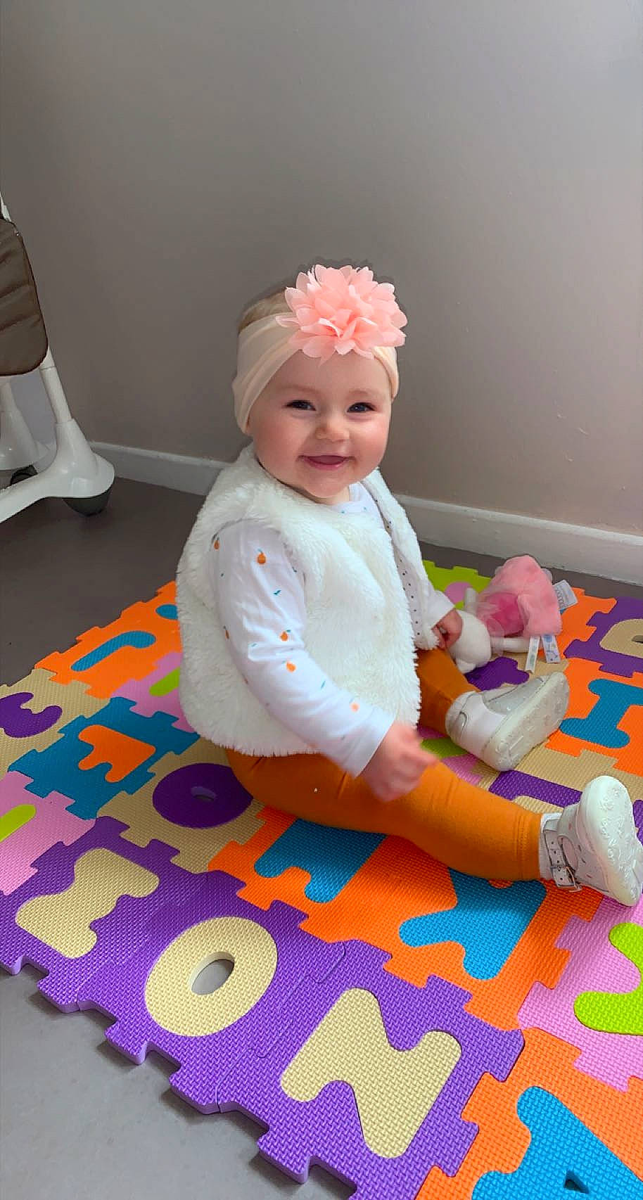 Lyana a rejoint le concours — aidez-le/la à gagner de superbes lots ! baby, baby_laughing, baby_products, baby_toddler_clothing, carpet, child, comfort, floor, flooring, fun, happy, headwear, joy, magenta, pattern, person, pink, purple, room, sitting