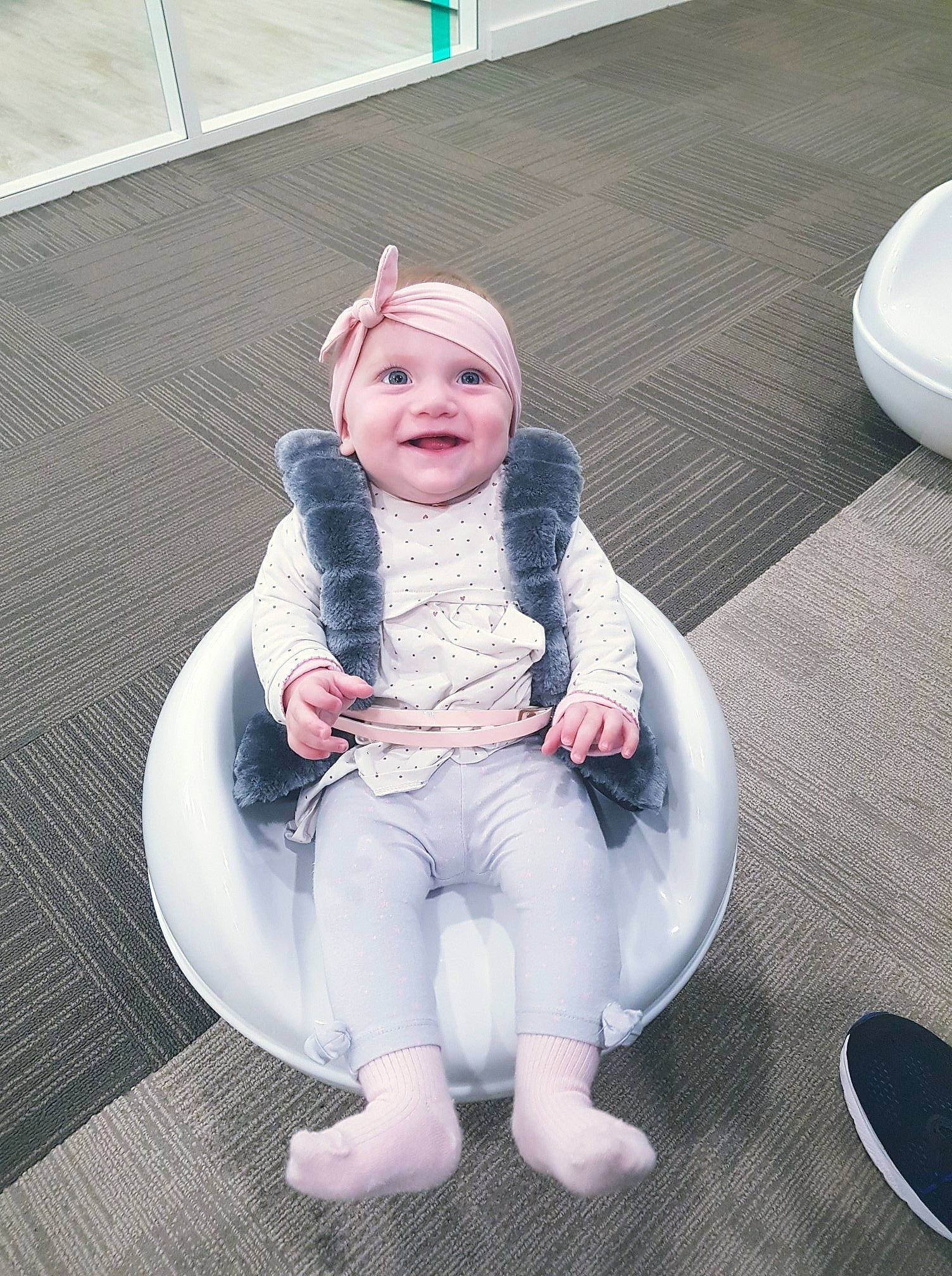 Chiara participe au concours pour gagner de l'argent avec cette photo : asphalt, baby, baby_toddler_clothing, chair, child, comfort, eye, face, foot, fun, grass, happy, hat, head, headwear, human_body, joy, person, plant, road_surface