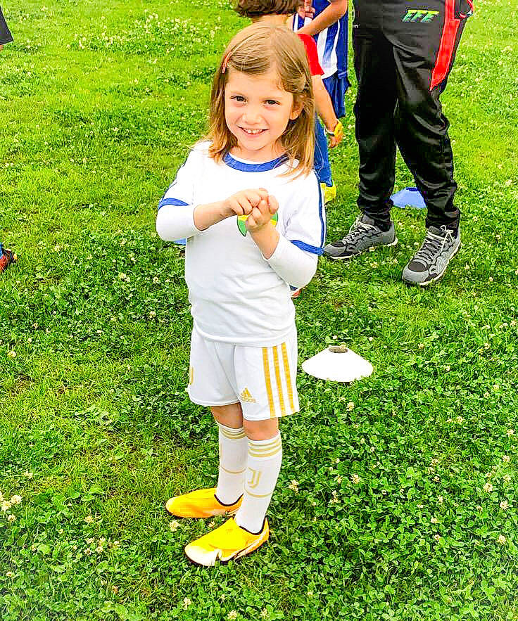 Chiara participe au concours pour gagner de l'argent avec cette photo : ball, child, football, footwear, fun, grass, happy, joy, lawn, leg, leisure, people_in_nature, person, recreation, shoe, shorts, smile, sneakers, sports_equipment, toddler