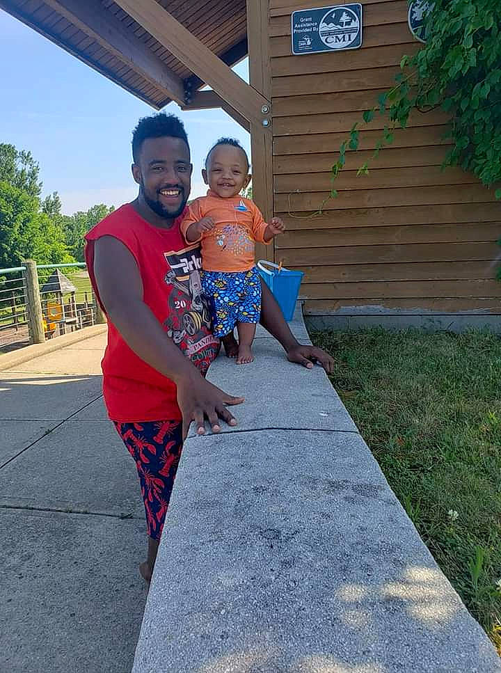 Julian is registered to the contest to win money with this photo: child, fun, joy, leisure, person, recreation, sidewalk, smile, summer, tree, vacation