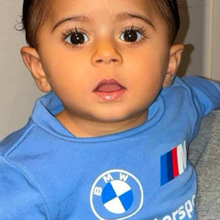 Khaliys a rejoint le concours — aidez-le/la à gagner de superbes lots ! baby, bodypart, clothing, face, flag, frown, hair, happy, head, logo, longsleeve, person, photography, portrait, sad, shirt, sleeve, smile, symbol, t_shirt