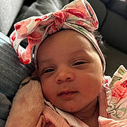 Soleïly participe au concours pour gagner de l'argent avec cette photo : baby, infant, headband, bow, blanket, clothing, face, closeup, couch, soft, cozy, resting, indoors, person, newborn, cute, sleepy, pink, floral, portrait