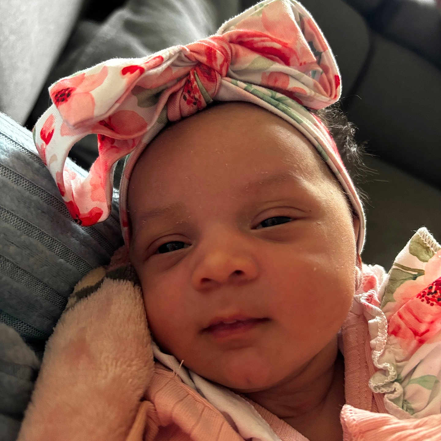 Soleïly participe au concours pour gagner de l'argent avec cette photo : baby, blanket, bow, closeup, clothing, couch, cozy, cute, face, floral, headband, indoors, infant, newborn, person, pink, portrait, resting, sleepy, soft