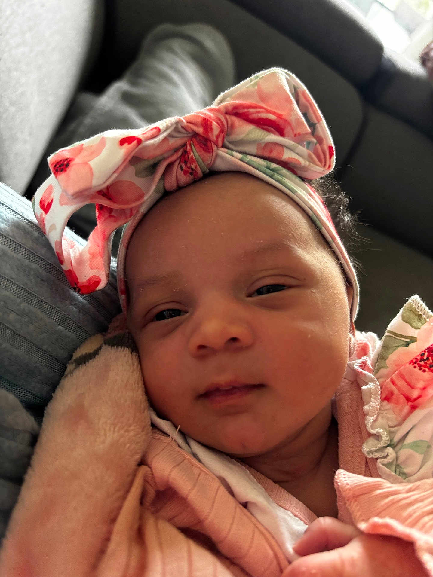 Soleïly participe au concours pour gagner de l'argent avec cette photo : baby, infant, headband, bow, blanket, clothing, face, closeup, couch, soft, cozy, resting, indoors, person, newborn, cute, sleepy, pink, floral, portrait