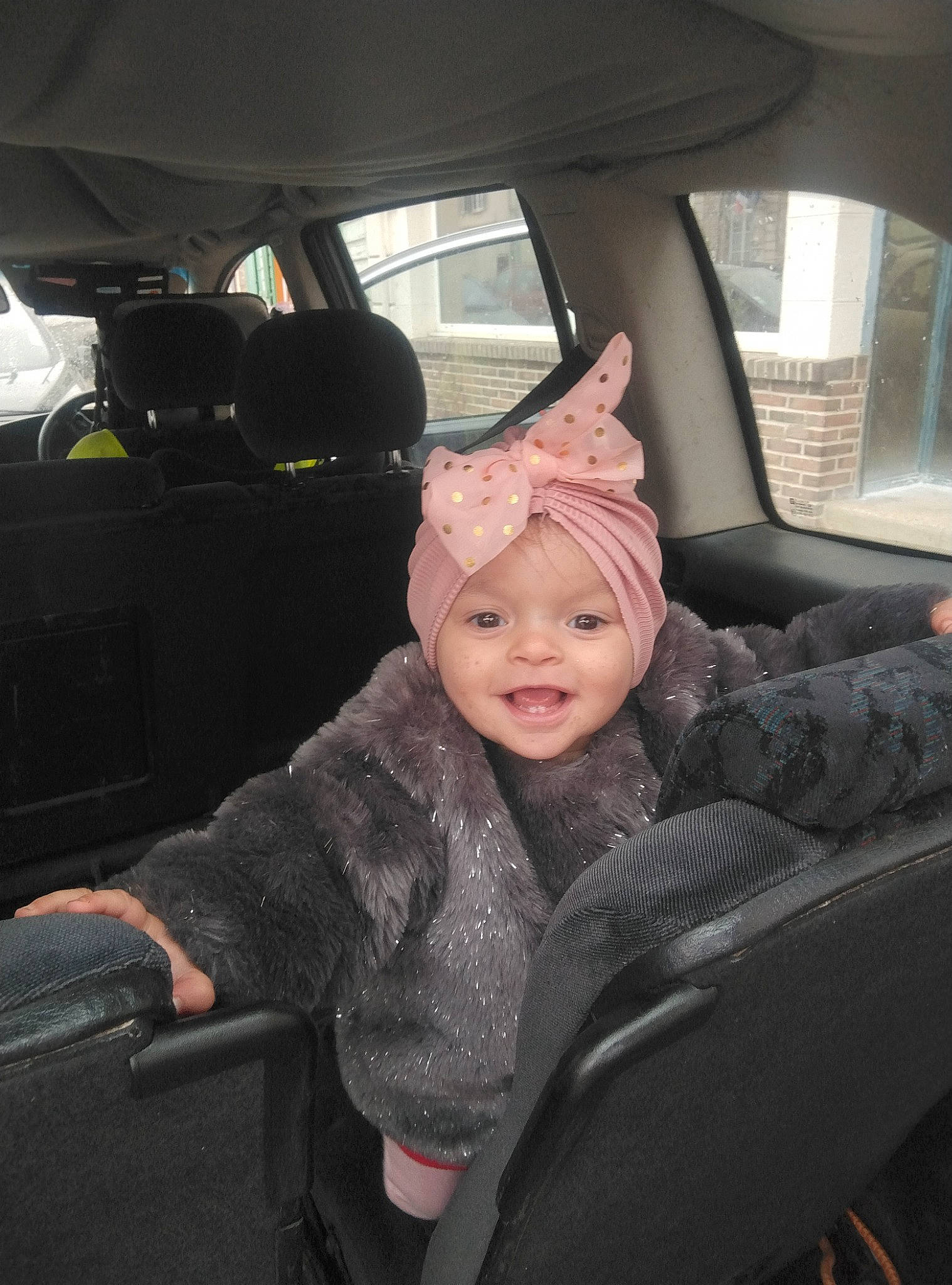 Maya participe au concours pour gagner de l'argent avec cette photo : auto_part, automotive_design, automotive_exterior, automotive_mirror, automotive_window_part, car, car_seat, car_seat_cover, comfort, family_car, head_restraint, headwear, motor_vehicle, person, seat_belt, smile, steering_part, steering_wheel, toddler, vehicle