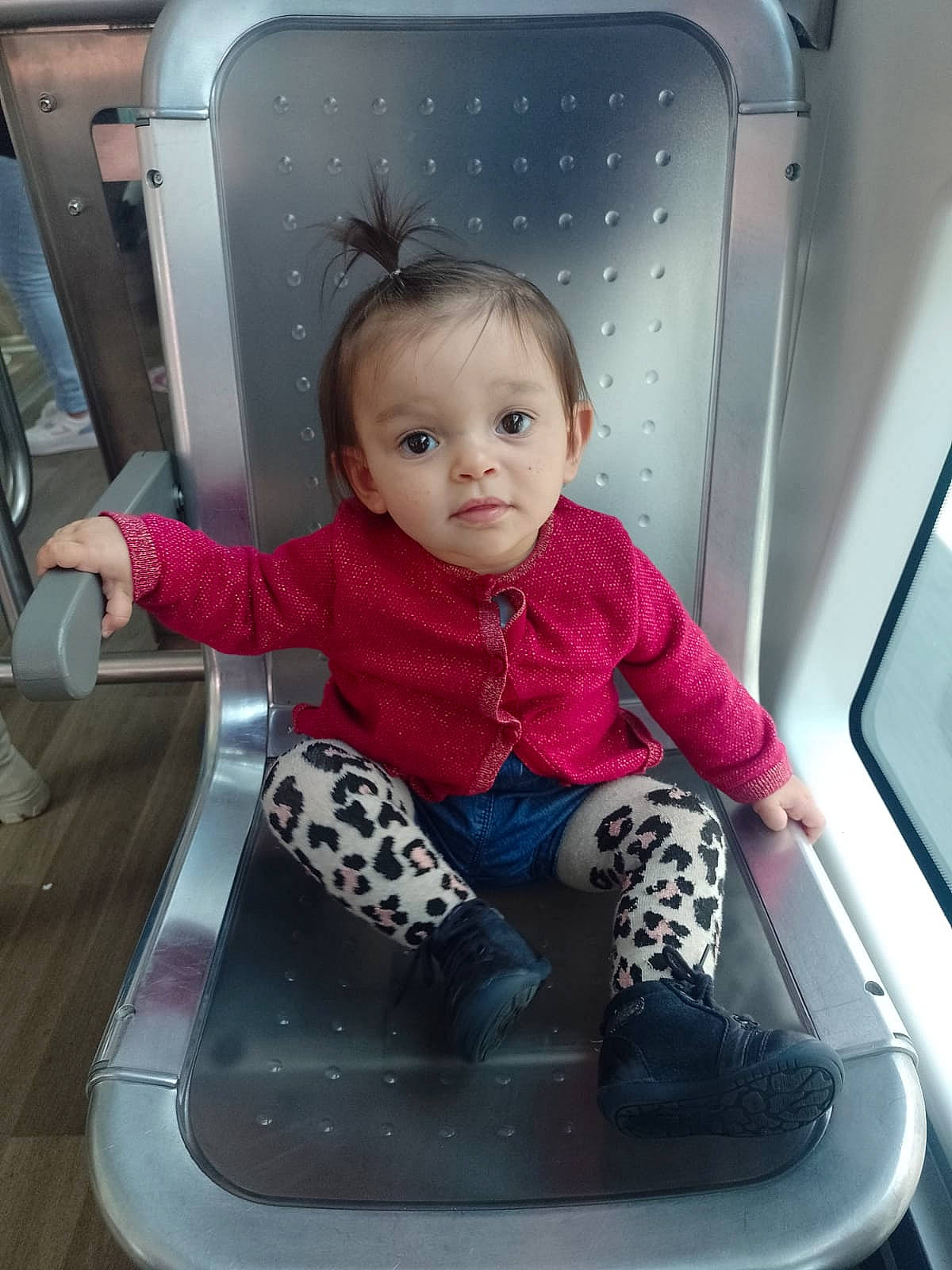 Maya a rejoint le concours — aidez-le/la à gagner de superbes lots ! baby, baby_toddler_clothing, cheek, child, comfort, fun, person, pink, sitting, sleeve, t_shirt, toddler