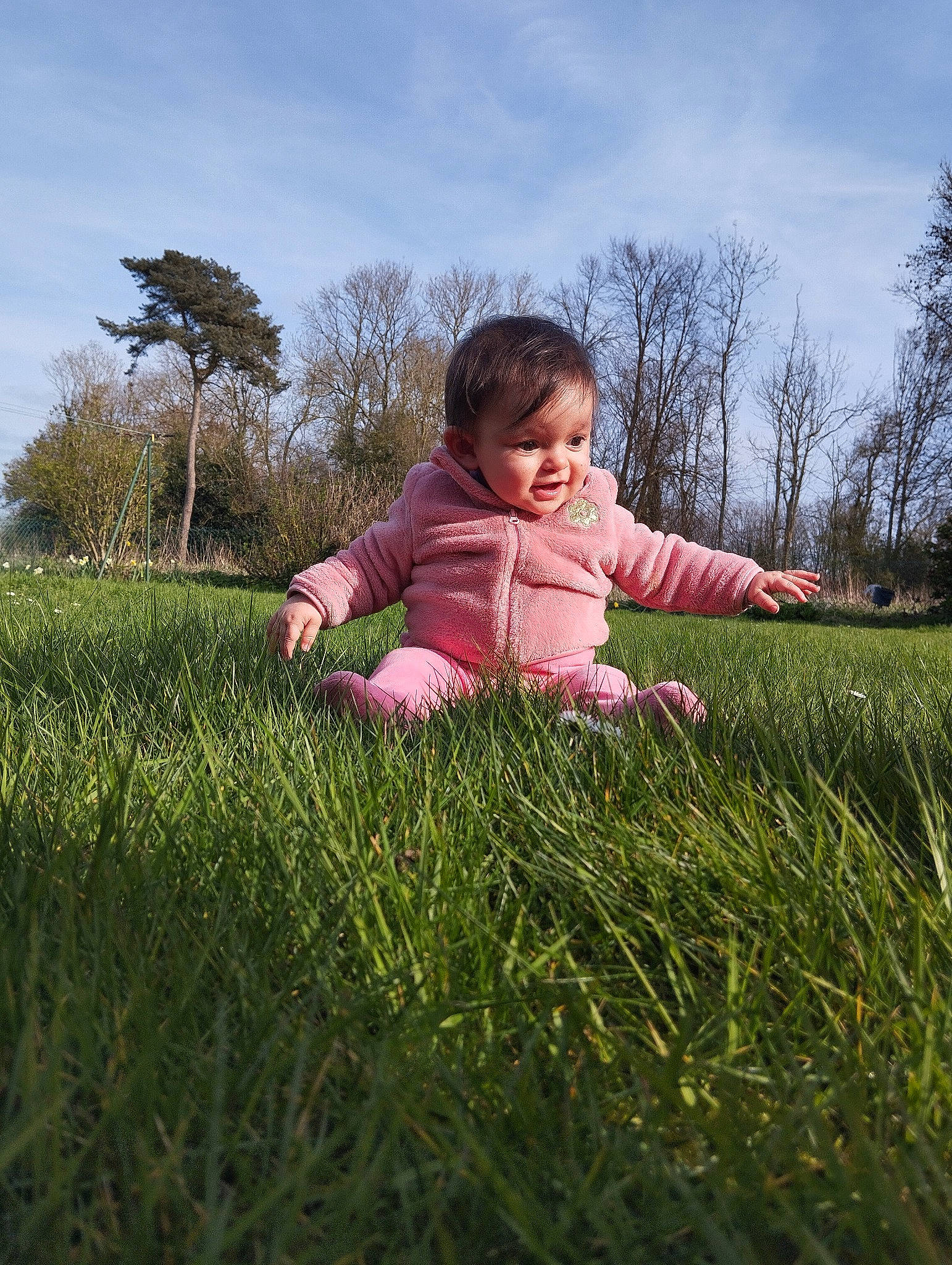 Maya a rejoint le concours — aidez-le/la à gagner de superbes lots ! agriculture, baby, baby_toddler_clothing, cloud, fun, gesture, grass, grassland, happy, landscape, lawn, meadow, natural_landscape, people_in_nature, person, plant, prairie, sky, sunlight, toddler