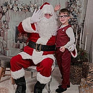 Jawad participe au concours pour gagner de l'argent avec cette photo : child, boy, santa_claus, christmas, holiday, glasses, vest, smile, indoor, decorations, presents, festive, candle, wreath, tree, costume, boots, beard, celebration, portrait