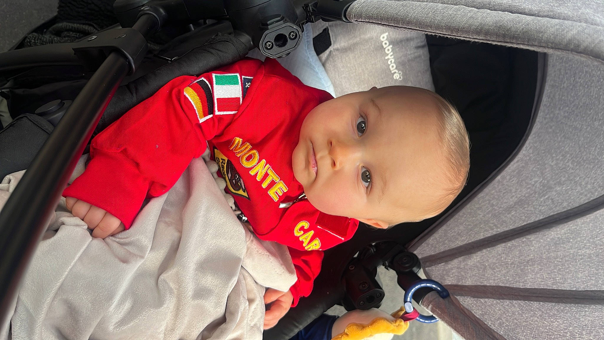 Tadeo participe au concours pour gagner de l'argent avec cette photo : auto_part, baby, baby_carriage, baby_products, car_seat, carmine, child, comfort, family_car, fun, luxury_vehicle, motor_vehicle, person, skin, smile, toddler, vehicle_door, wheel, window