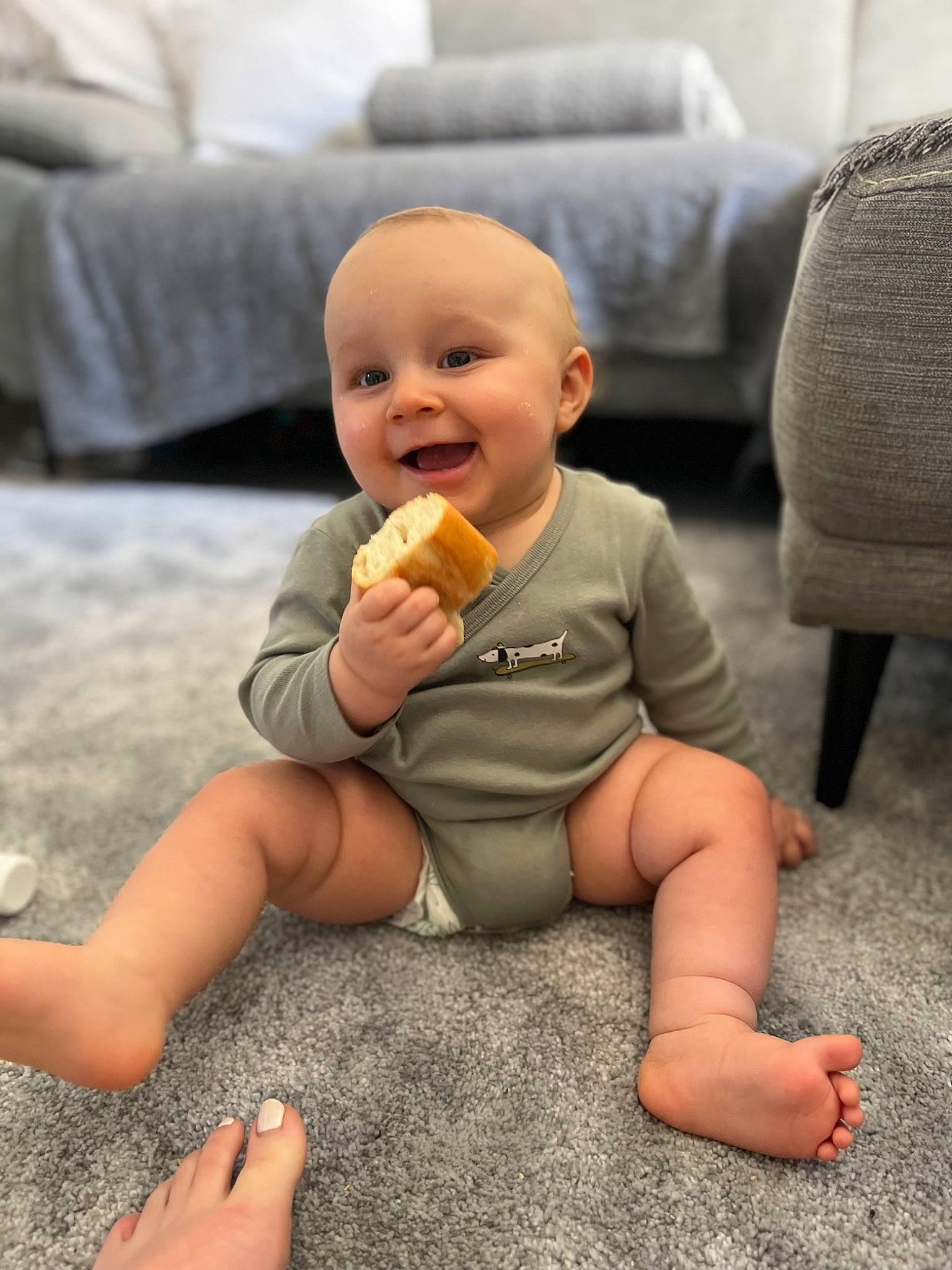 Tadeo a rejoint le concours — aidez-le/la à gagner de superbes lots ! arm, baby, cheek, child, comfort, couch, finger, floor, flooring, foot, happy, human_body, human_leg, joy, knee, nail, person, skin, smile, thigh