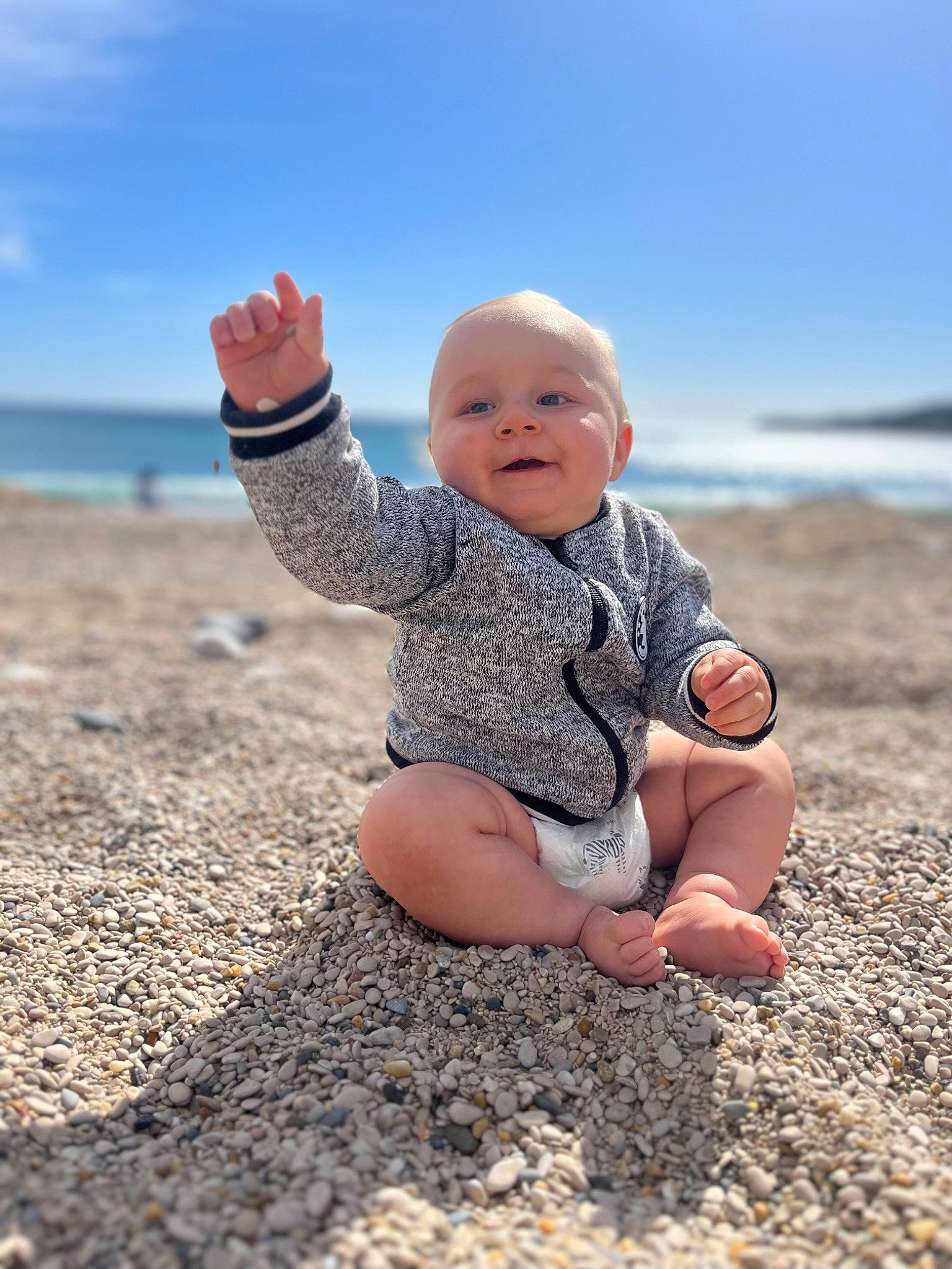 Tadeo a rejoint le concours — aidez-le/la à gagner de superbes lots ! azure, baby, baby_toddler_clothing, beach, cloud, flash_photography, fun, gesture, grass, hand, happy, horizon, landscape, leg, people_in_nature, person, sky, summer, sunlight, toddler